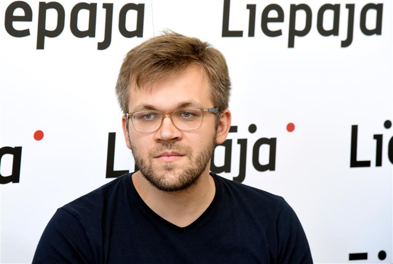 Dokumentalist, kes naudib teatraalseid trikke