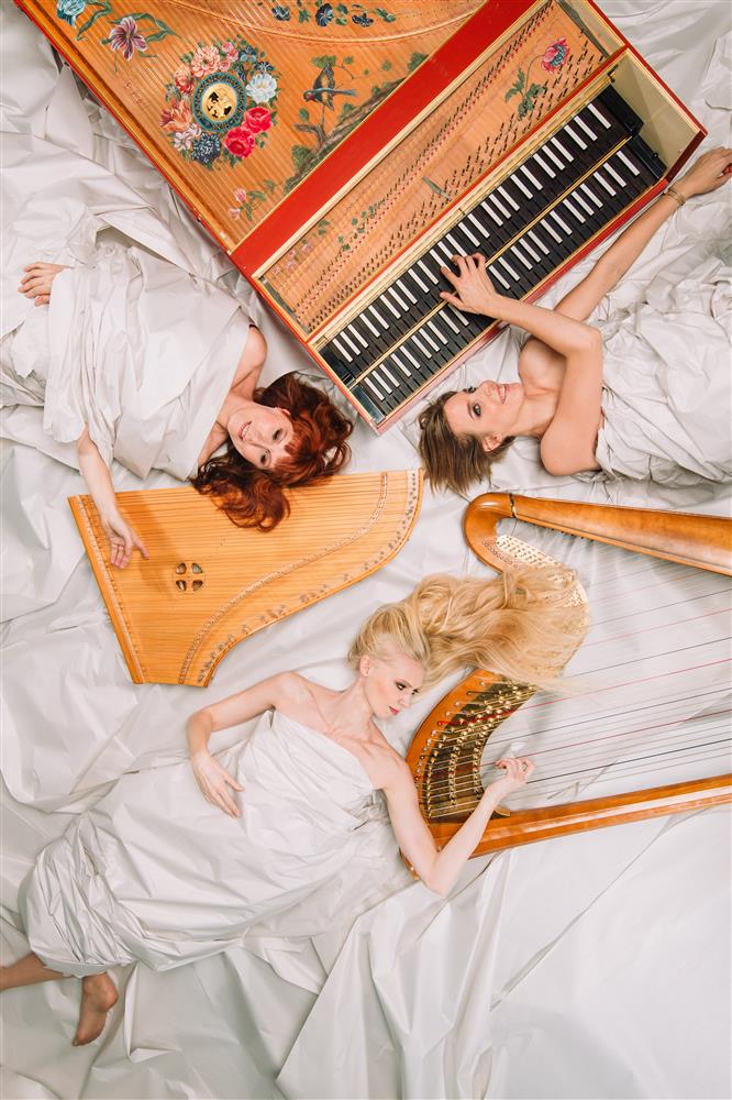 Kolm pl&otilde;nksuvat pilli