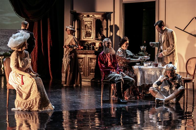 T&auml;htis on armastada ja surra &otilde;igel ajal