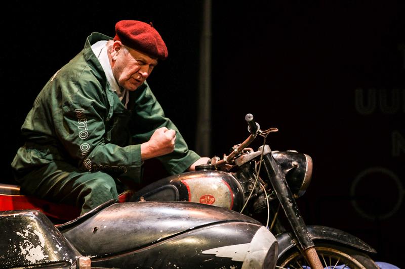 Grotesk on kenake, missioon aga kahtlane