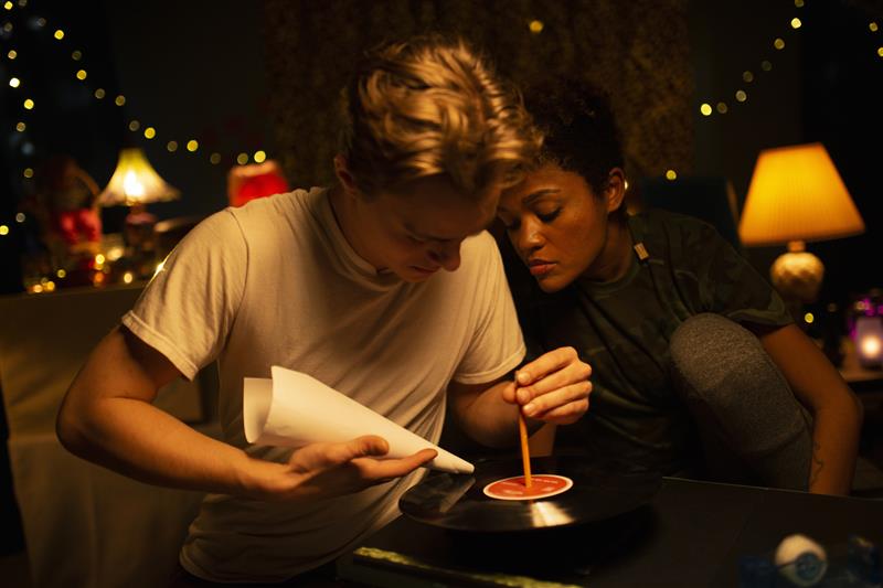 Lendan sajaga peale, s&otilde;idan t&auml;iega sisse