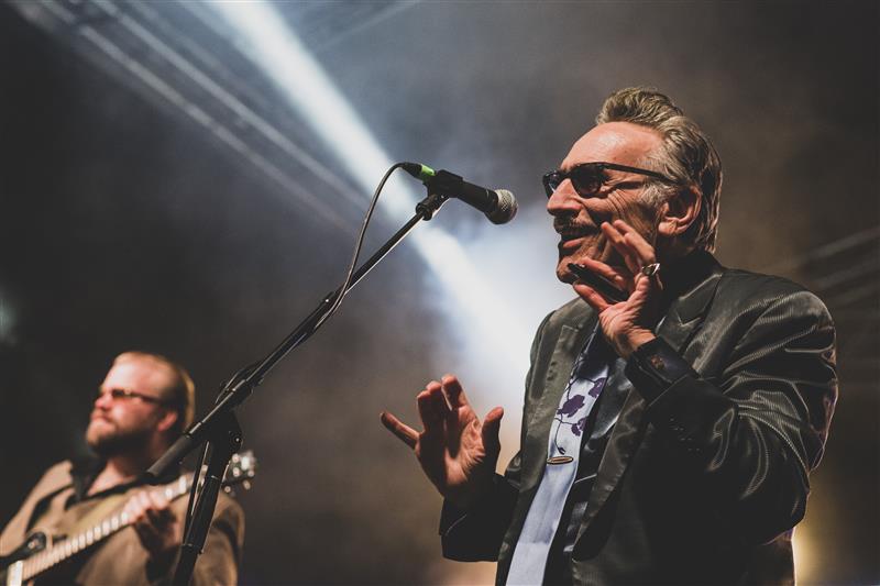 Bluusi ees oleme k&otilde;ik v&otilde;rdsed