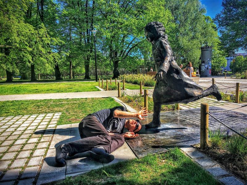 Kivist naised on nähtamatud