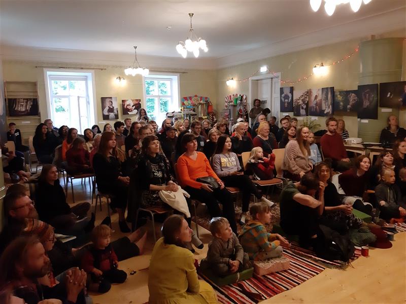 Kohtumine tundmatuga kesk kurnatud loodust