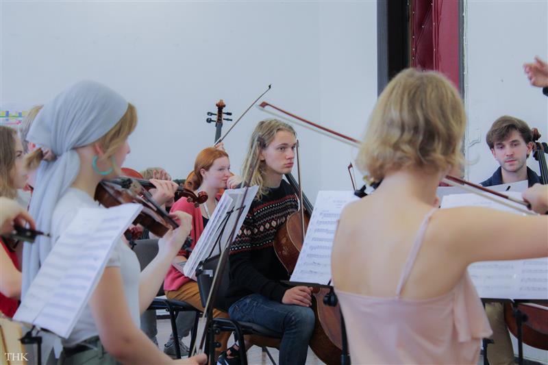 Noor, kuid s&uuml;di kratt