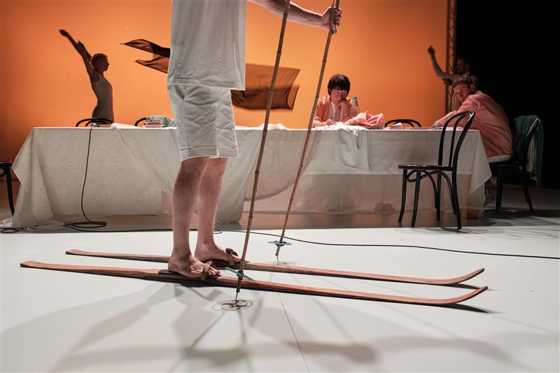 N&uuml;&uuml;disteater keset &uuml;ldistusi ja vastandumisi