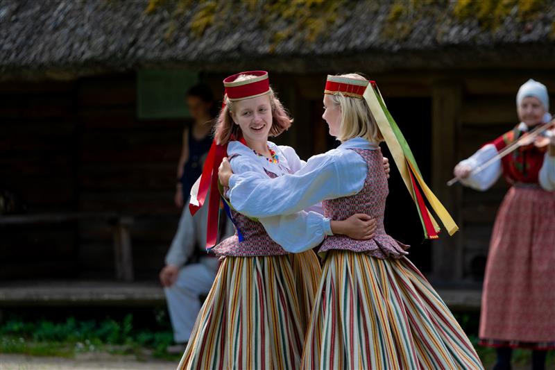 Kuidas paluda iseennast tantsule?