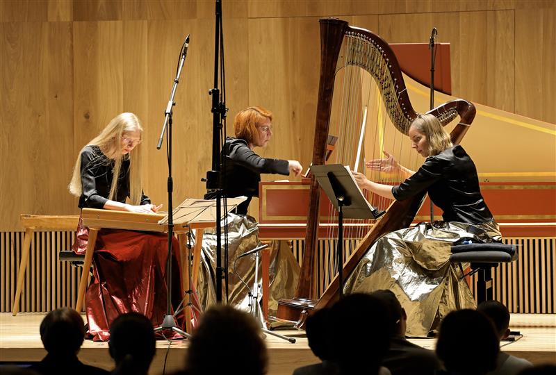 Naised Arvo Pärdi keskuses