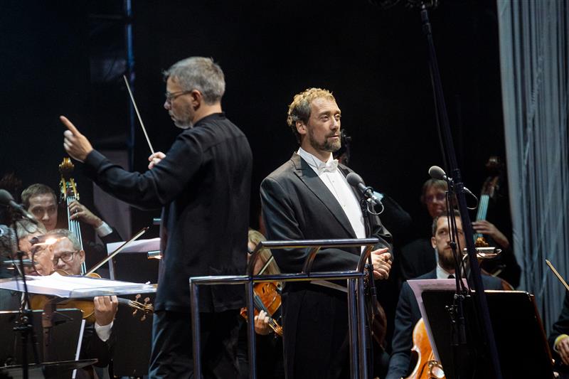 Ooperilummuses täiskuuööd