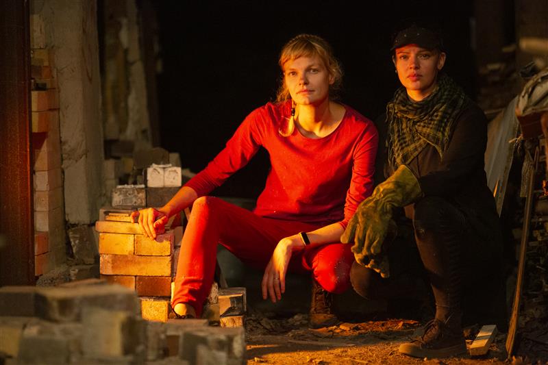 Pealelend  &ndash; Lumi Kristin Vihterpal ja Jekaterina Kultajeva,  t&auml;navuse Kohila keraamika&shy;s&uuml;mpoosioni korraldajad