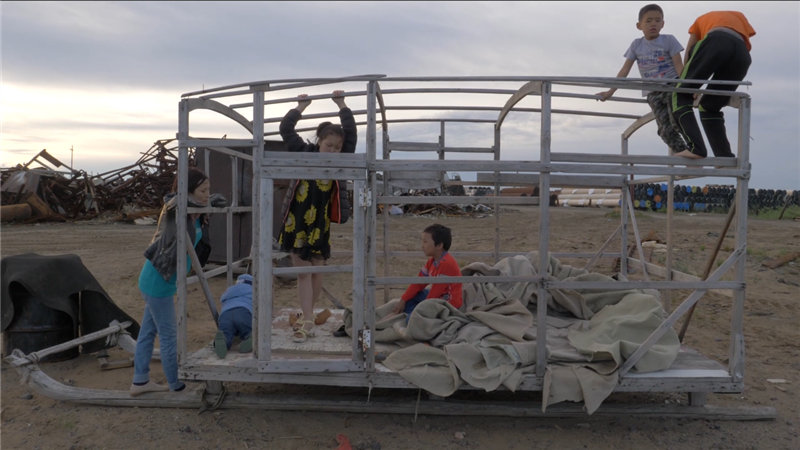 Naine maal, k&uuml;lmal ja kaugel