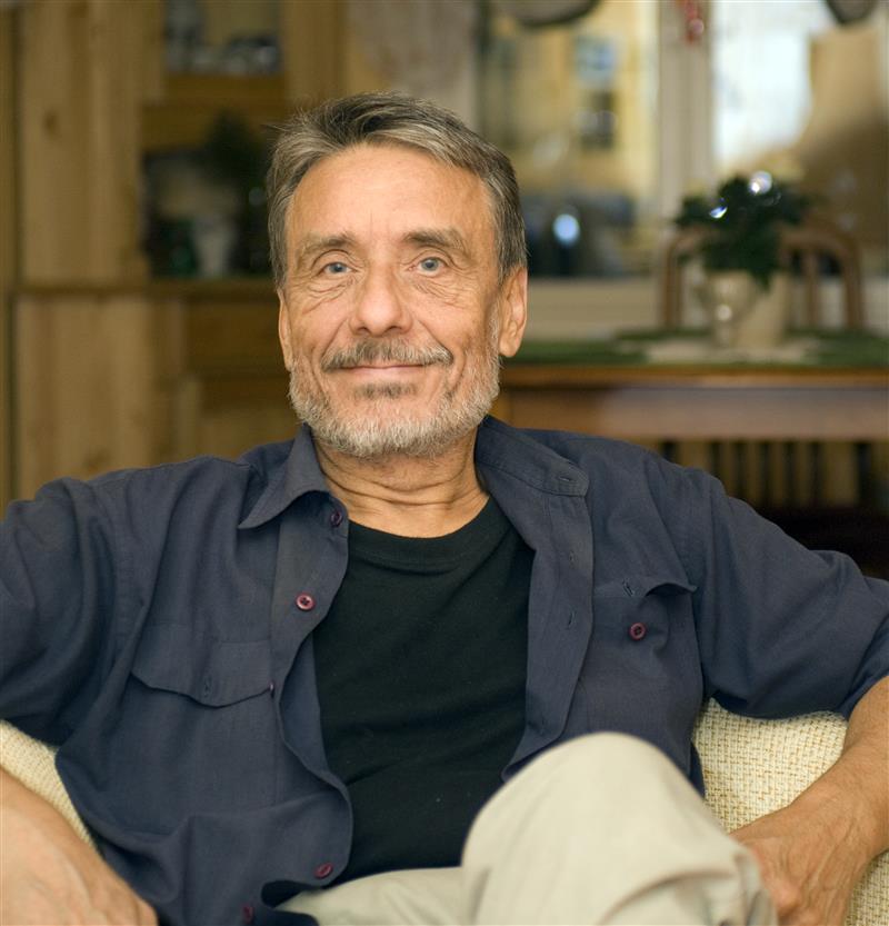 Suitsu nurk XIII  – Paul-Eerik Rummo „Nüüd jälle alatasa mõtlen oma koduveinlikust pööriöömaast”