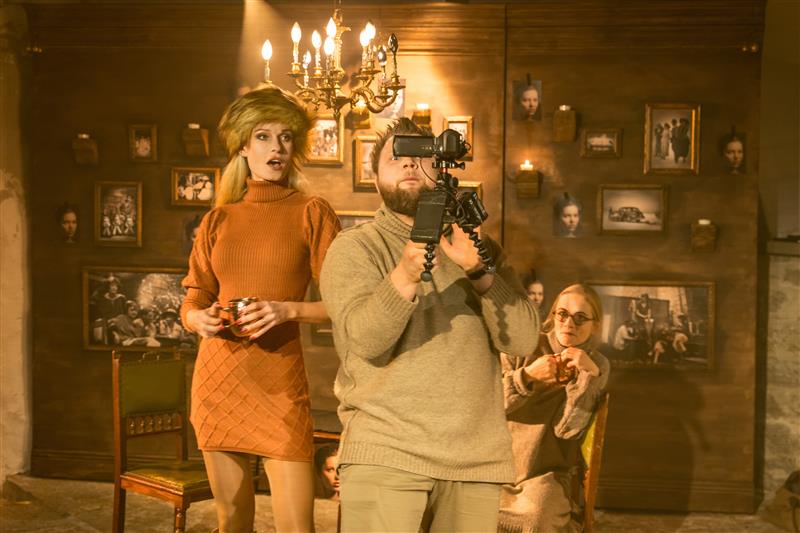 Teismeliste mäng keskealiste serveeringus