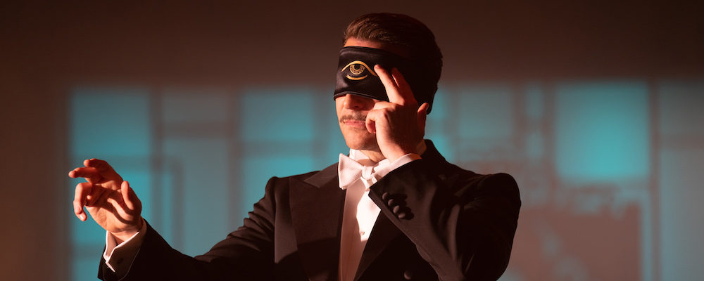 Karnevalilik film noir, mis ei hirmuta ega võrguta