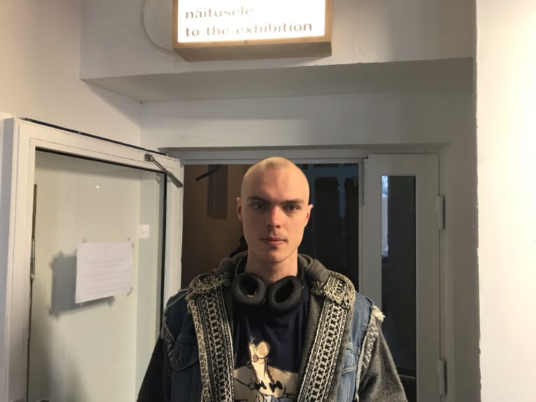 Kunstikriitiku stipendiumi saaja Aleksander Metsamärt kirjutab aasta jooksul ühe arvustuse nädalas