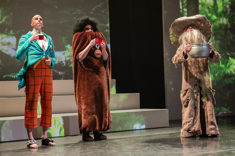 Trallid on endiselt naksid