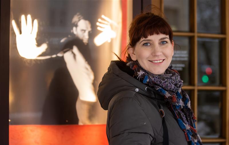 Naise koht on … laval. Ja lava taga