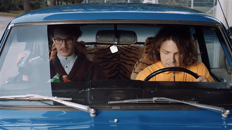 Noored metsast ja puu otsast