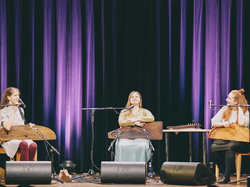 Kolm kannelt kevadet värvimas