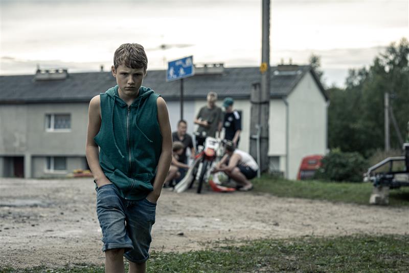 Lapsed tumedaid tegusid korda saatmas