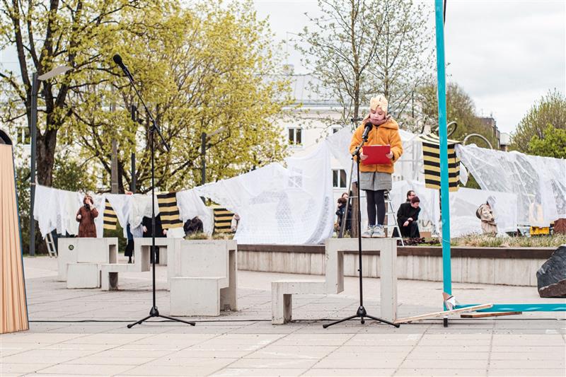 K&otilde;ige imelikum luuletus &uuml;likooli raamatukogu ees