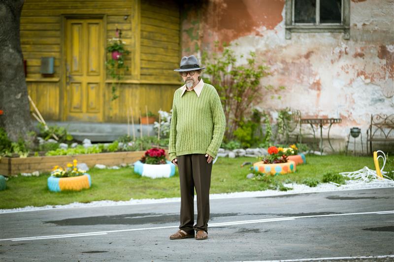 Väikene õhupall lendab kõrgele ära