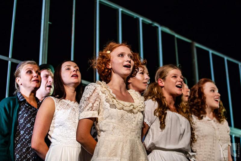 Maailmateater l&auml;bi sinikollaste prillide