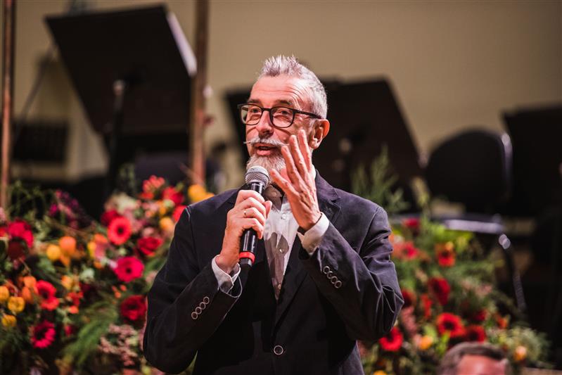 Erkki-Sven T&uuml;&uuml;ri k&uuml;mme s&uuml;mfooniat