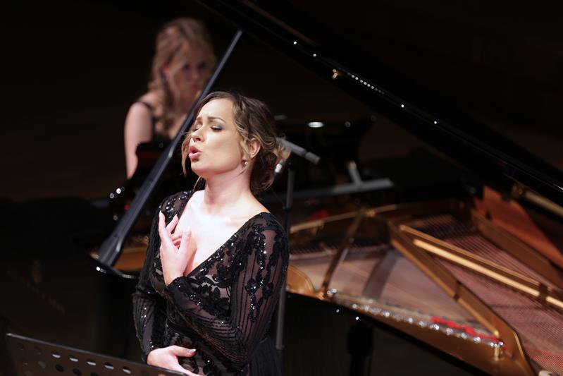 Vaba, siiras ja kammerlik esitus