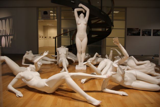 Elo Liiv isikunäitus „Useful (AB)use“ Uue Kunsti Muuseumis