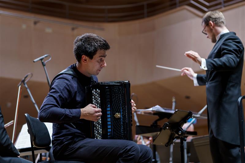 (Avastamis)r&otilde;&otilde;mu akordionifestivalilt