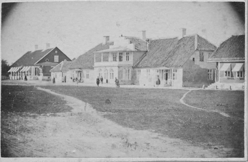 Esindushoone kuurordi riismete vahel