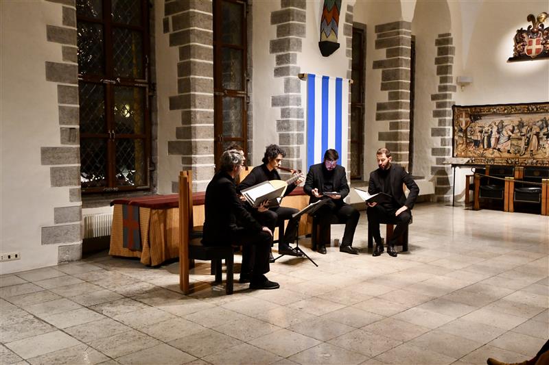 Valgust ja r&otilde;&otilde;mu vanamuusikaga