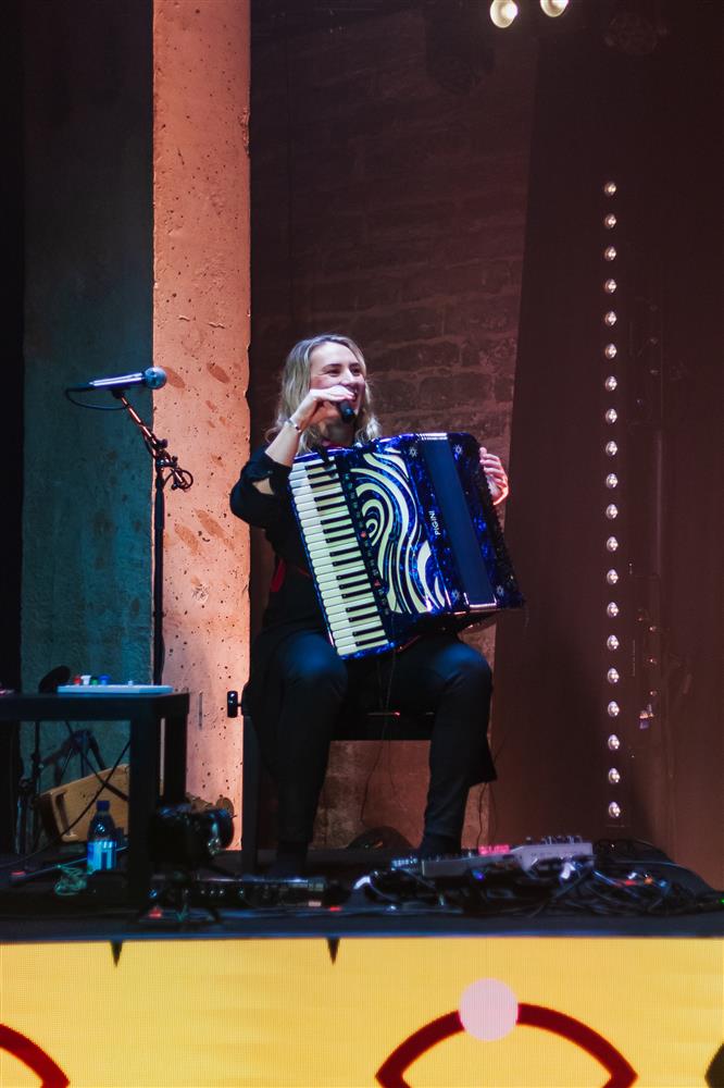 Reis mängumaastikel elektroonika ja akordioniga