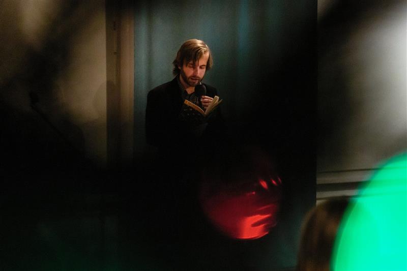 Suitsu nurk XIX &ndash; Kristjan Haljaku &bdquo;Kolm k&uuml;simust Guillaume Apollinaire&rsquo;i haual&ldquo;