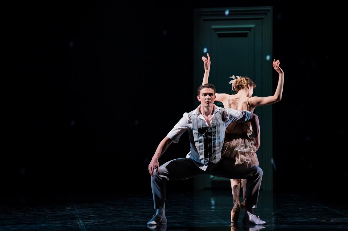 Valged ja mustad stiilim&auml;ngud kehadele