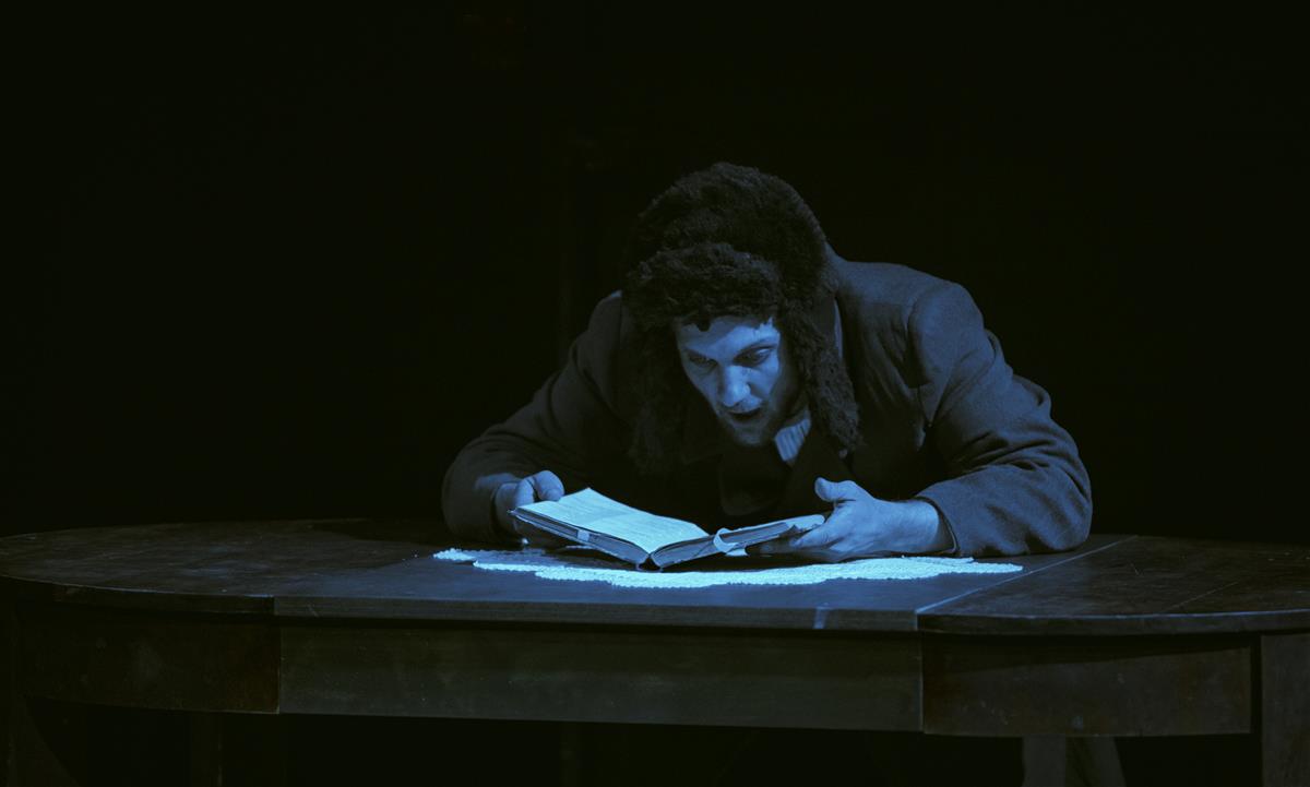 Kesk õitsvaid aedu saatus kõnnib saega