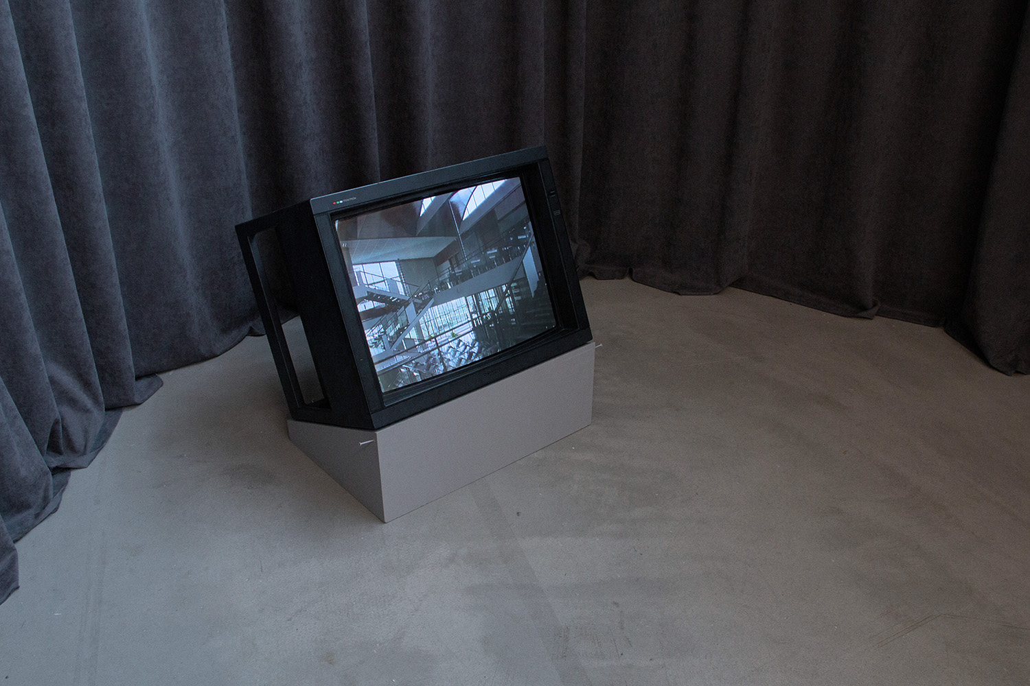 „Kui aeg enam ei voola, vaid tõuseb üle kallaste ja paisub ääretuks tulvaks“ ARSi Projektiruumis