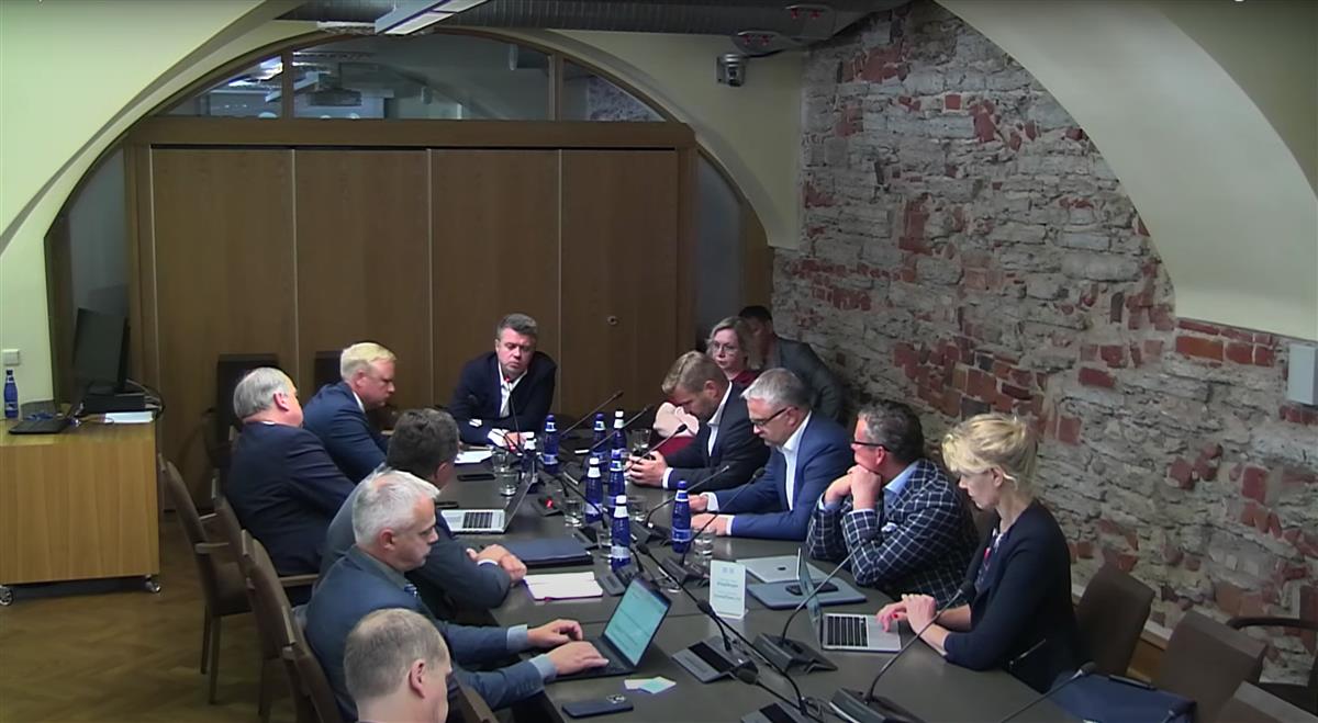 Grillipidu mitmes vaatuses