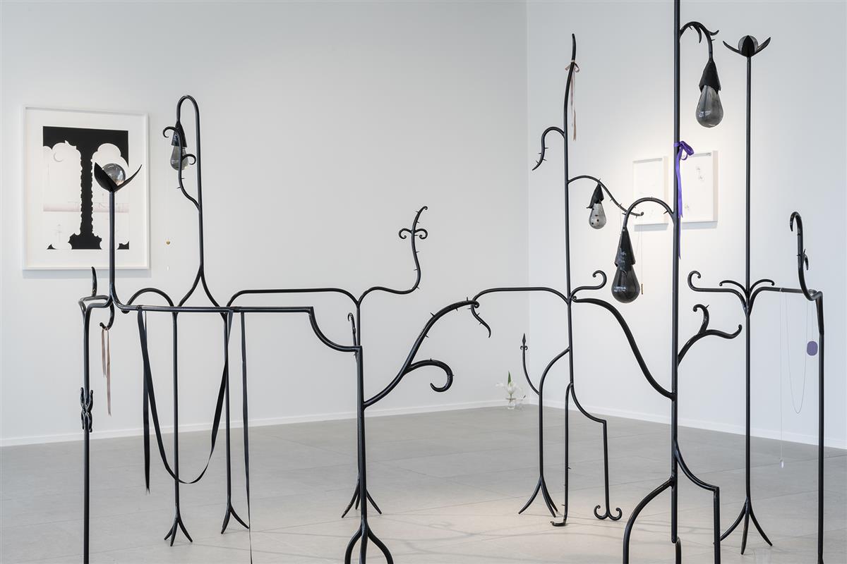 Varisevate siluettide varjus