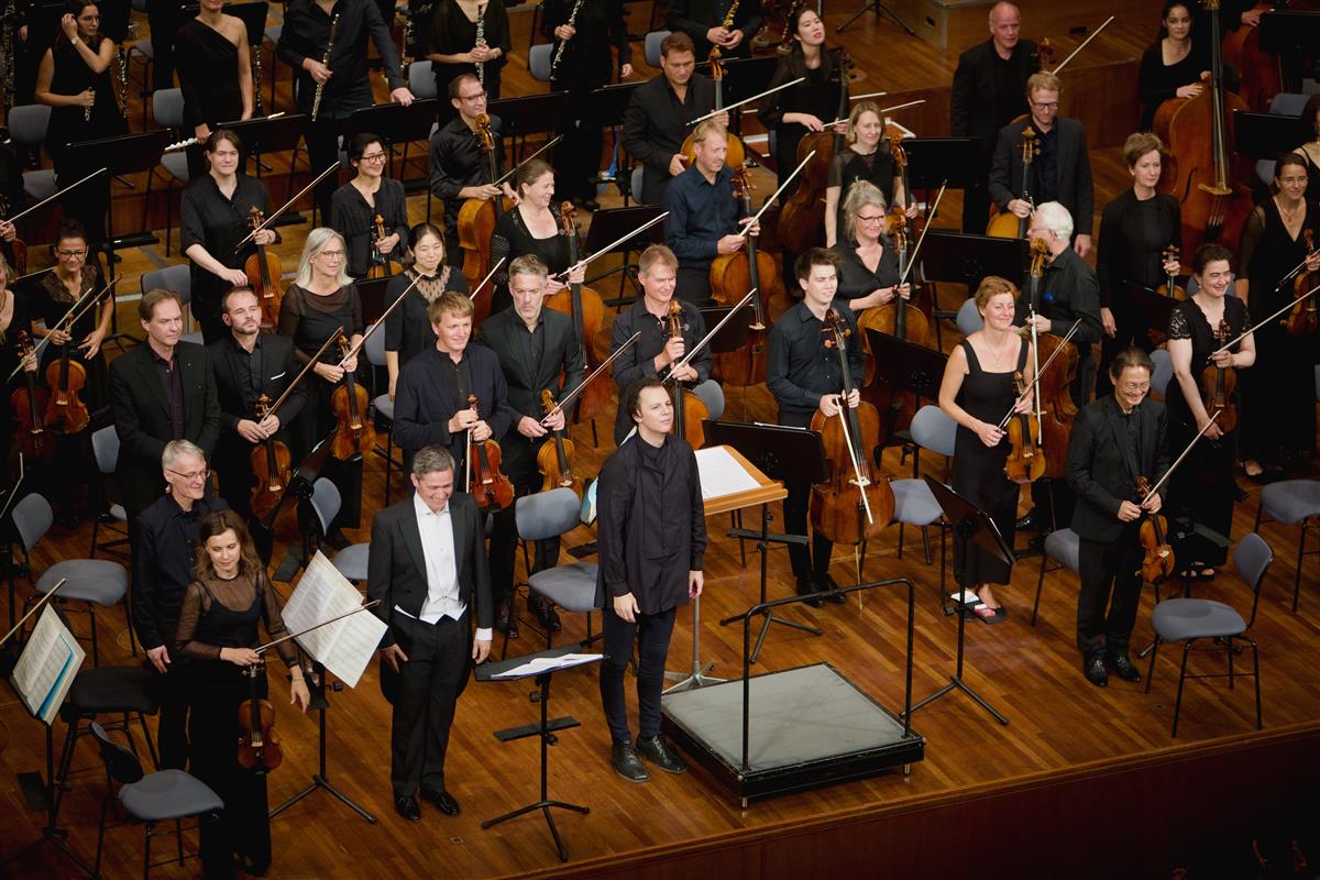 Rahvusmeeskoori koostöö egomaniakaalse dirigendiga