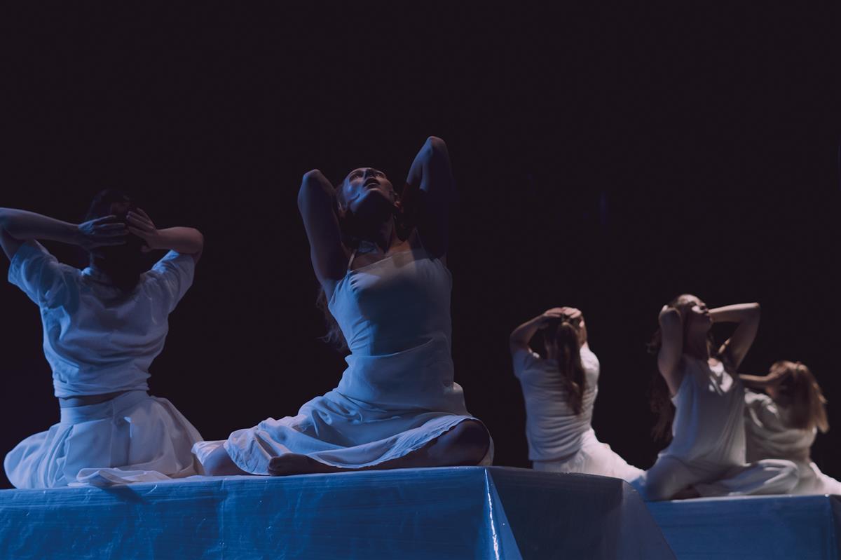 Käänulise atmosfääriga hübriidteatriteos