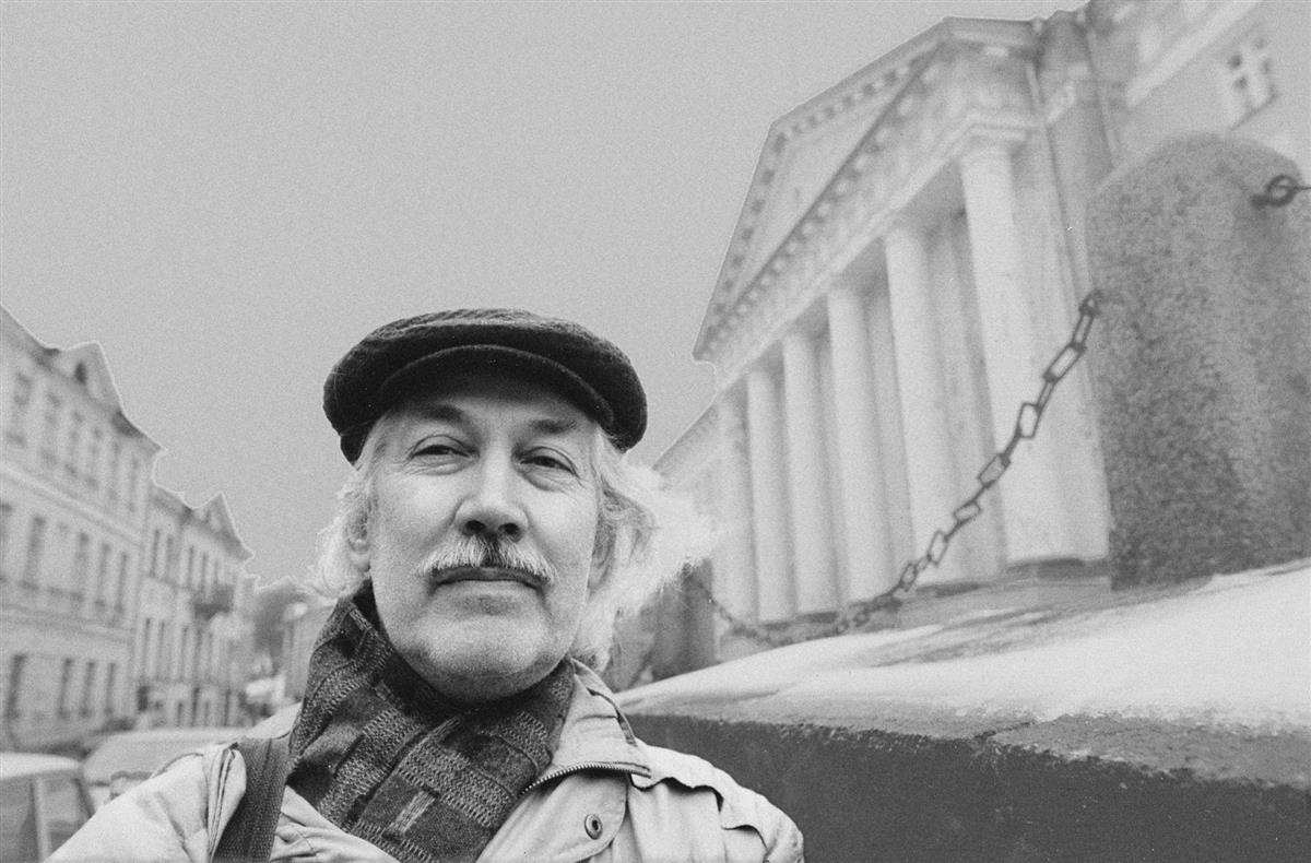 Kõikteadja naeratus ja teised portreed albumis ning näitusel