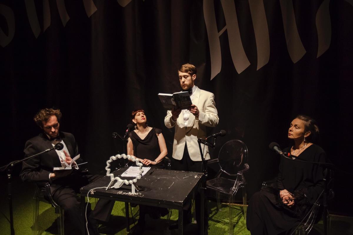 Hirmukurrud poliitilise teatri palgel