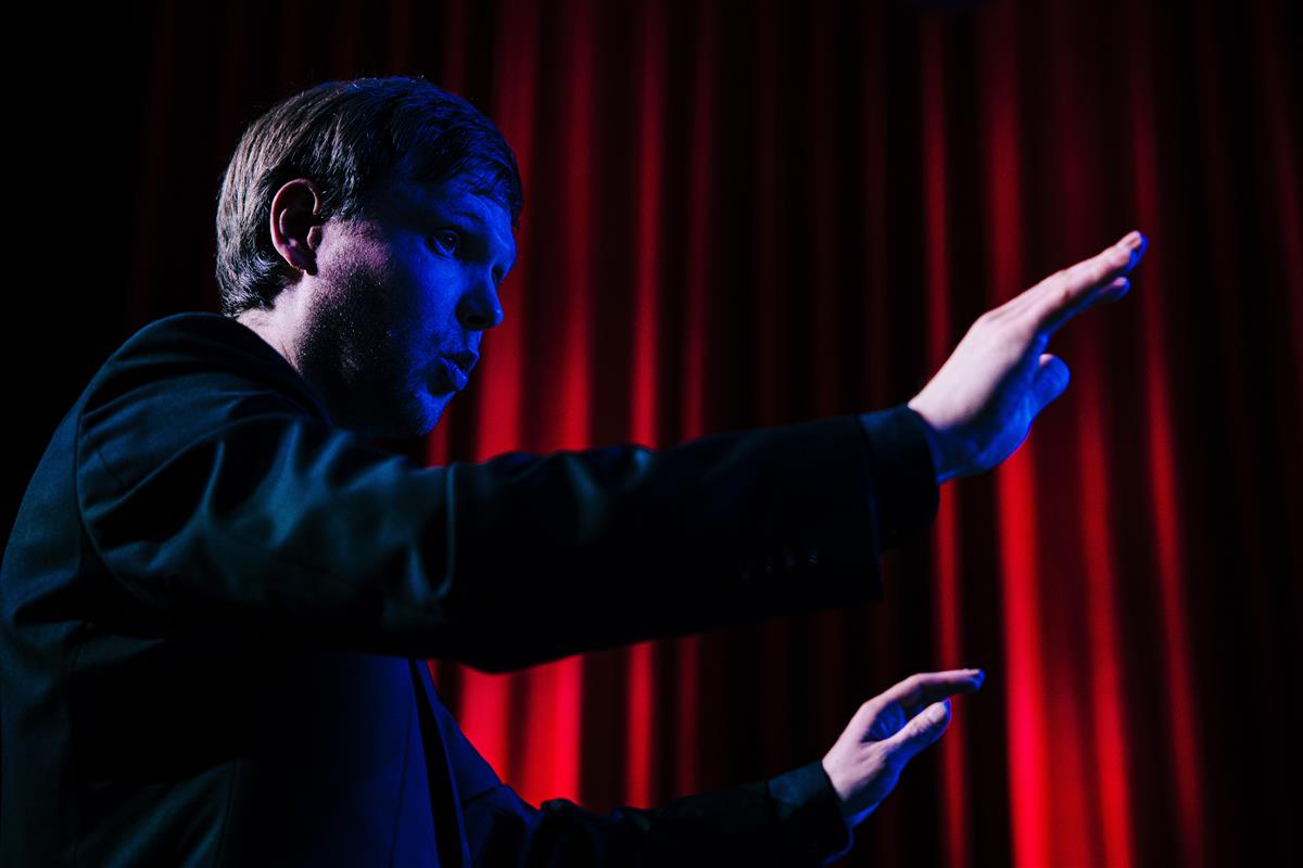 Aukartust&auml;ratava tiitlite nimistuga helilooja ja dirigent