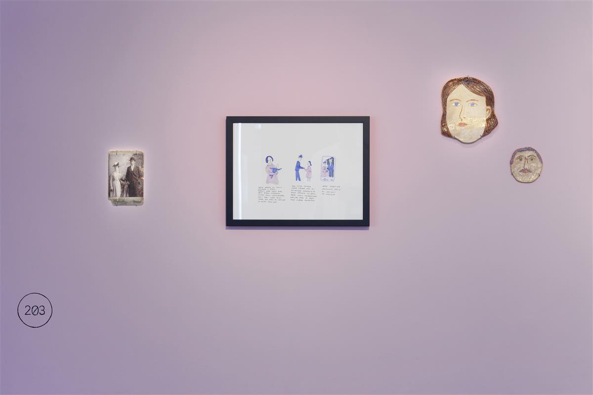 Vanaema m&auml;letab, lapselaps joonistab  ning vanavanaema elab igavesti