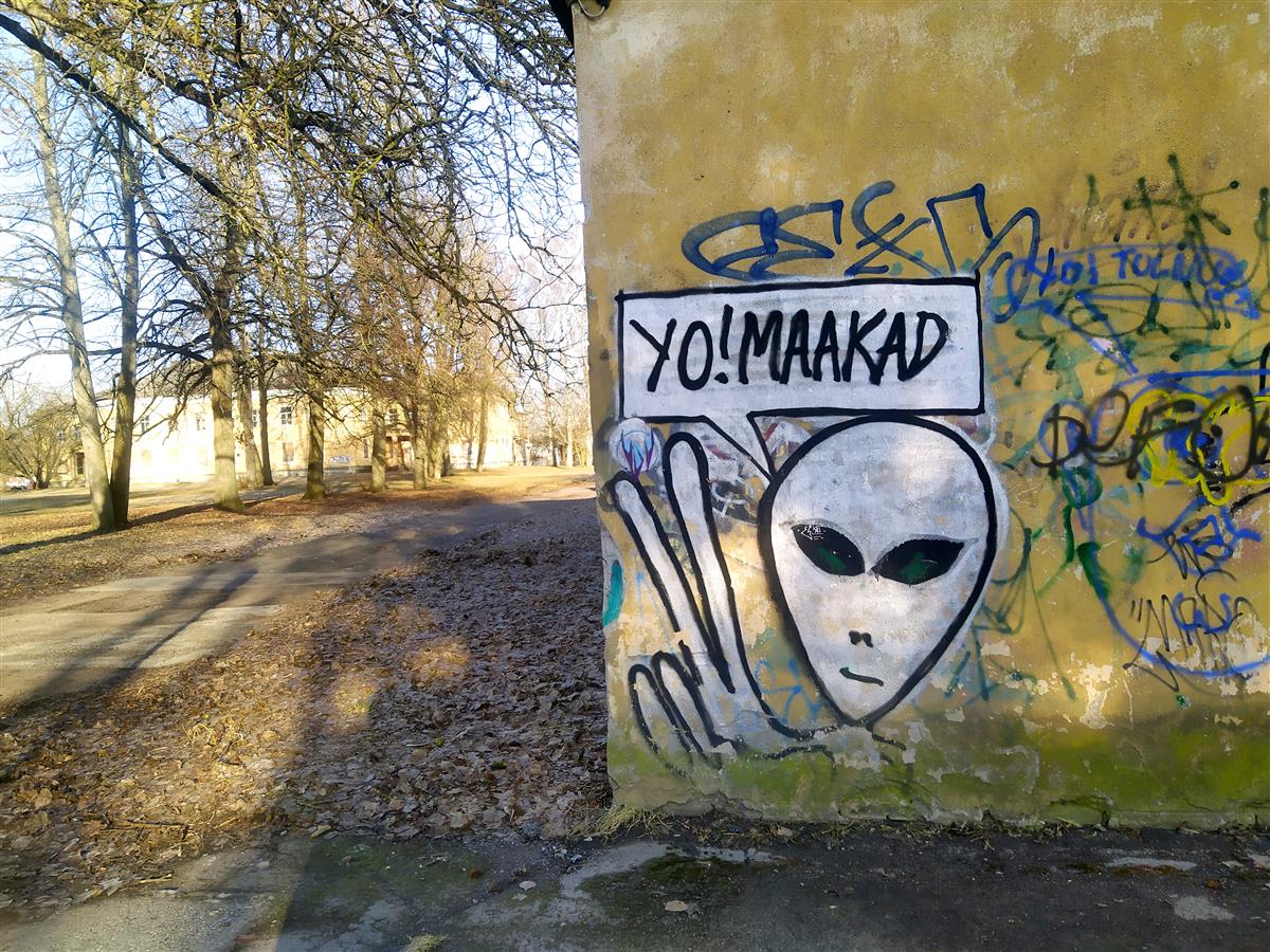 &Uuml;ks tont k&auml;ib ringi m&ouml;&ouml;da Utoopiat