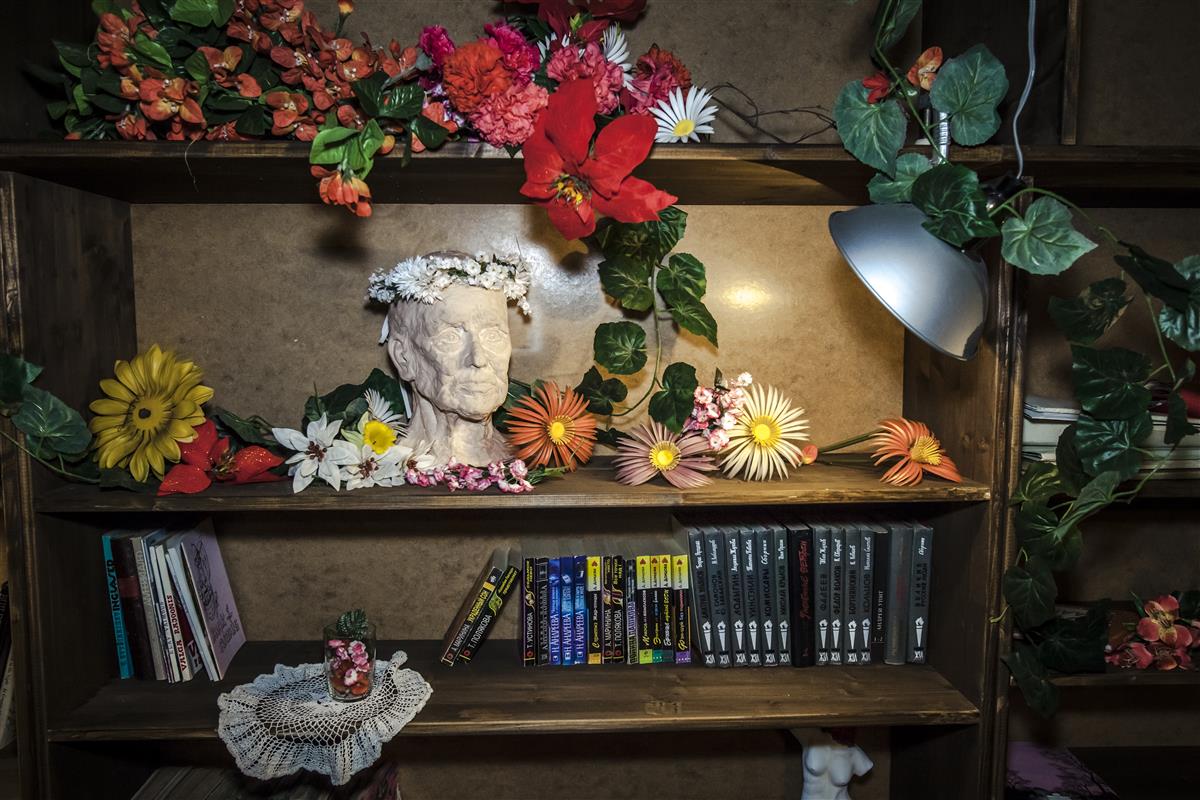 Lüüs lõi haamriga alasile, vabandust, ikka teatrile