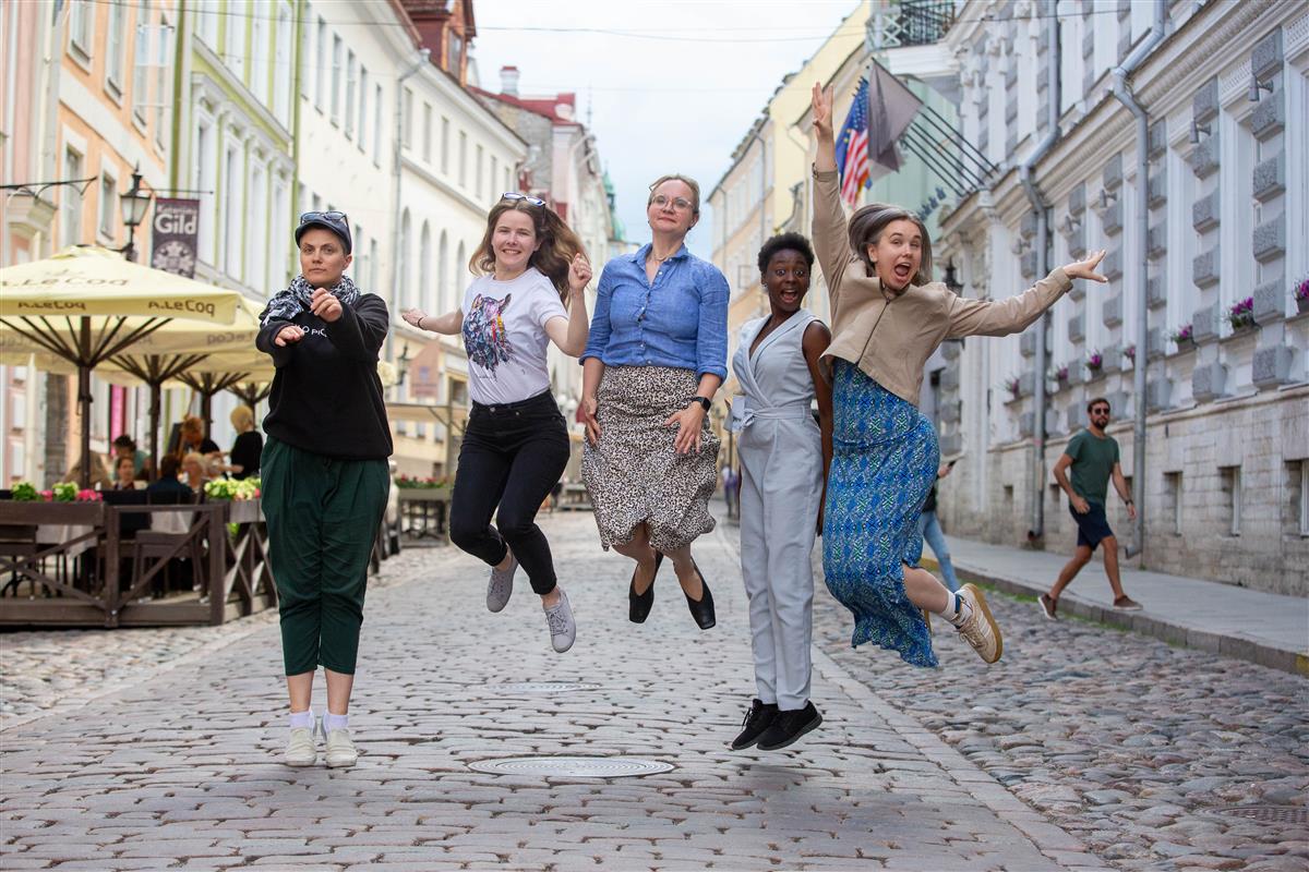 Koos naermise kiituseks