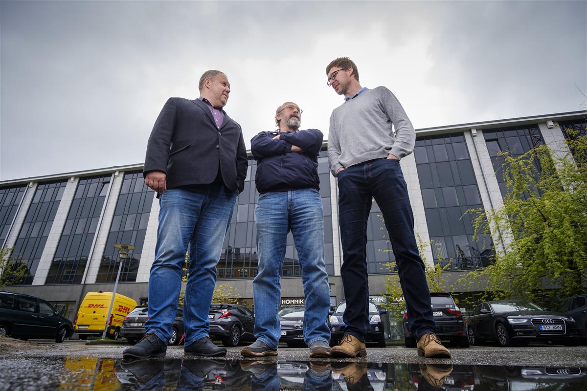 Mehed mikrofoni taga spordijuttu ajamas